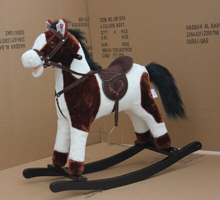 Cavallo a dondolo della peluche con la bocca commovente sana e coda per il giro dei bambini sul gioco