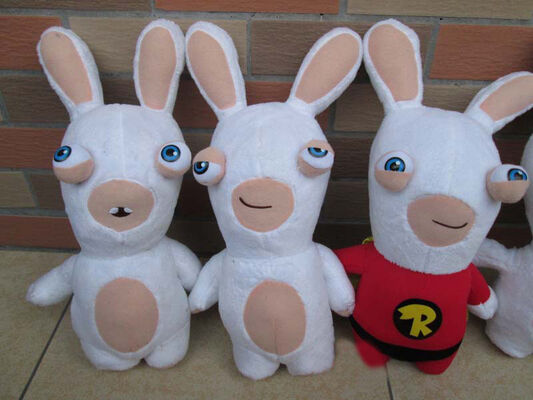 La peluche delirante adorabile del fumetto di Rayman Rabbids gioca l'abitudine sveglia bianca