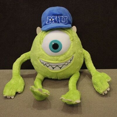 La peluche farcita gioca le action figure di Mike Wazowski dell'università dei mostri per la raccolta