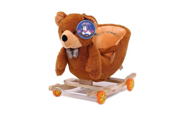 Il bambino sveglio adorabile gioca la sedia animale d'oscillazione del bambino della peluche dell'orsacchiotto