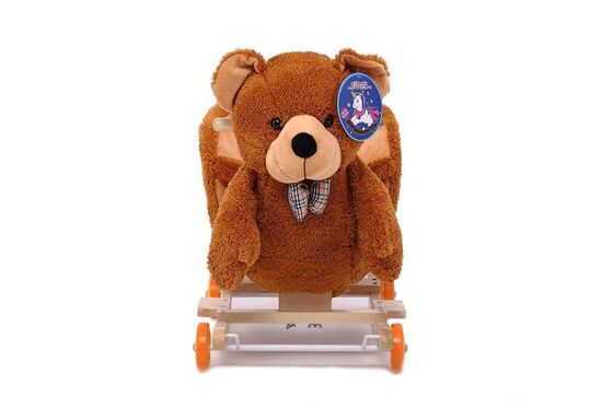 Il bambino sveglio adorabile gioca la sedia animale d'oscillazione del bambino della peluche dell'orsacchiotto