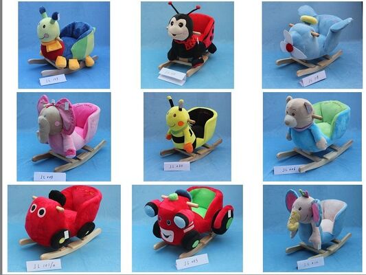 Il bambino sveglio d'oscillazione della sedia animale del bambino gioca la piccola bambola della peluche della sirena