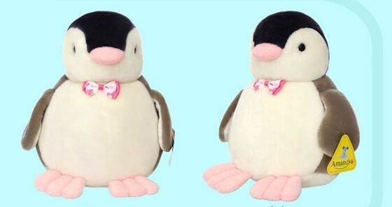 La peluche personale su misura gioca il pinguino sveglio con colore bianco e nero della cravatta a farfalla,