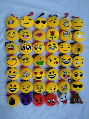 Giocattolo adorabile sveglio Keychain della peluche di Emoji con il gancio per i regali di promozione