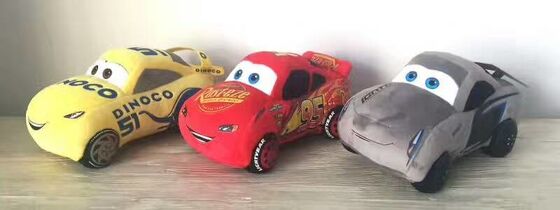 Le automobili originali rosse dei corridori dell'automobile scoperta a due posti di Disney gioca 3 giocattoli farciti della peluche del fumetto per il gioco del bambino