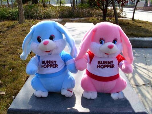 Canto divertente e giocattoli di conversazione della peluche con il coniglietto di pasqua commovente dell'orecchio