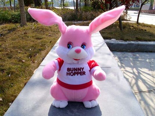 Canto divertente e giocattoli di conversazione della peluche con il coniglietto di pasqua commovente dell'orecchio