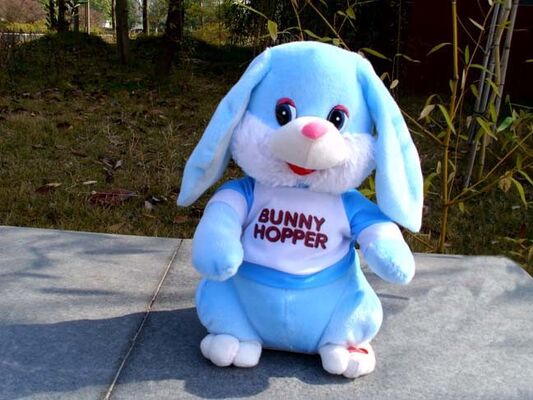 Canto divertente e giocattoli di conversazione della peluche con il coniglietto di pasqua commovente dell'orecchio