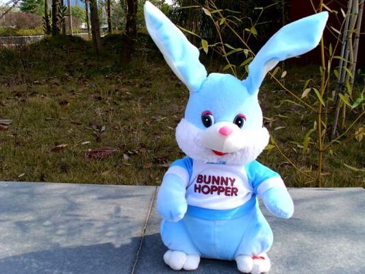 Canto divertente e giocattoli di conversazione della peluche con il coniglietto di pasqua commovente dell'orecchio