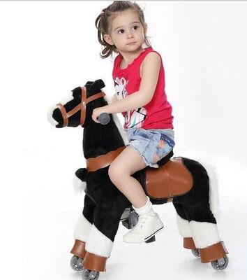 Bambino meccanico del cavallino dell'attrezzatura del parco di divertimenti di modo che si sbarazza sull'animale di camminata
