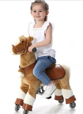 Bambino meccanico del cavallino dell'attrezzatura del parco di divertimenti di modo che si sbarazza sull'animale di camminata
