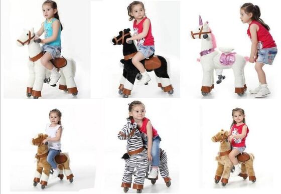 Bambino meccanico del cavallino dell'attrezzatura adorabile del parco di divertimenti che si sbarazza sull'animale di camminata