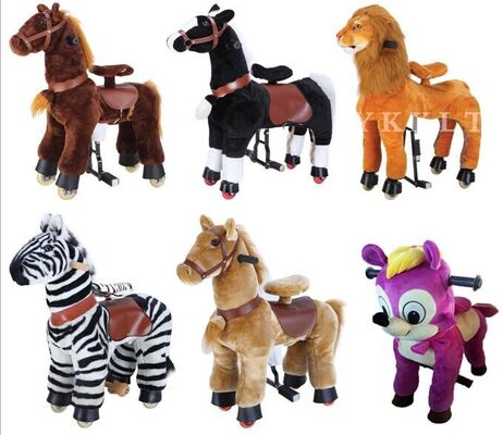 Bambino meccanico del cavallino dell'attrezzatura adorabile del parco di divertimenti che si sbarazza sull'animale di camminata