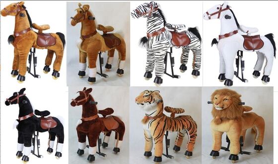 Bambino meccanico del cavallino dell'attrezzatura adorabile del parco di divertimenti che si sbarazza sull'animale di camminata