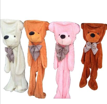 L'animale enorme della pelle di dimensione del grande della peluche orsacchiotto della pelle gioca la grande dimensione