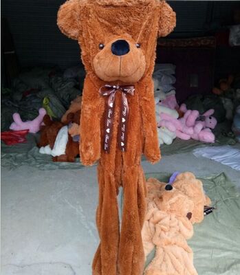 L'animale enorme della pelle di dimensione del grande della peluche orsacchiotto della pelle gioca la grande dimensione