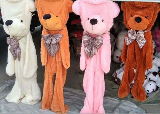 L'animale enorme della pelle di dimensione del grande della peluche orsacchiotto della pelle gioca la grande dimensione