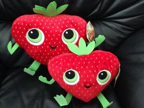 Nuvoloso con una probabilità delle polpette 2 giocattoli della peluche farciti bacca della fragola