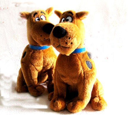 La peluche promozionale del fumetto gioca il doo scooby farcito, posa di seduta