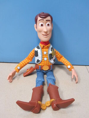 La peluche di musica del fumetto di Disney gioca le action figure di conversazione di Woody dello sceriffo di Pixar Toy Story