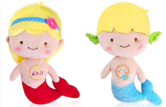 Il bambino sveglio giallo di rosso blu gioca la piccola bambola 20cm della peluche della sirena 25cm