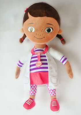 La peluche personale di Disney gioca il fumetto del documento McStuffins farcito per le ragazze