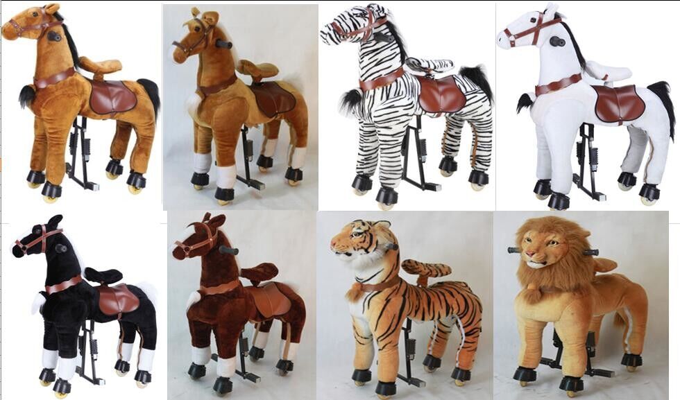 Bambino meccanico del cavallino dell'attrezzatura adorabile del parco di divertimenti che si sbarazza sull'animale di camminata